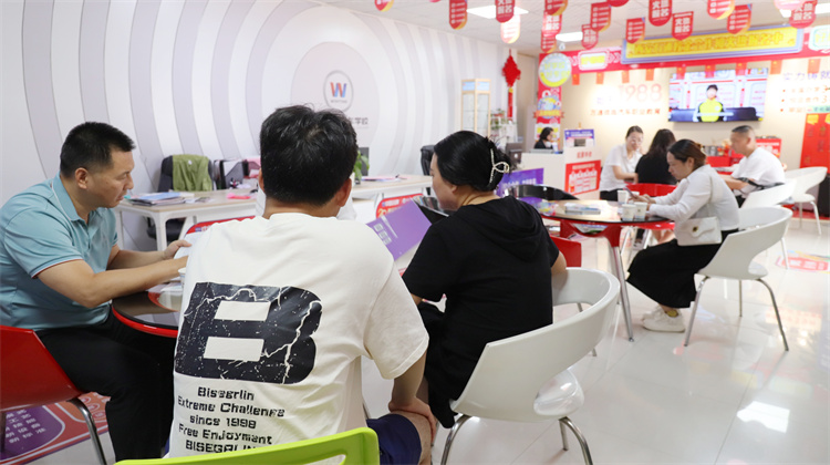 西安中考出分！西安萬通報名現(xiàn)場持續(xù)升溫……