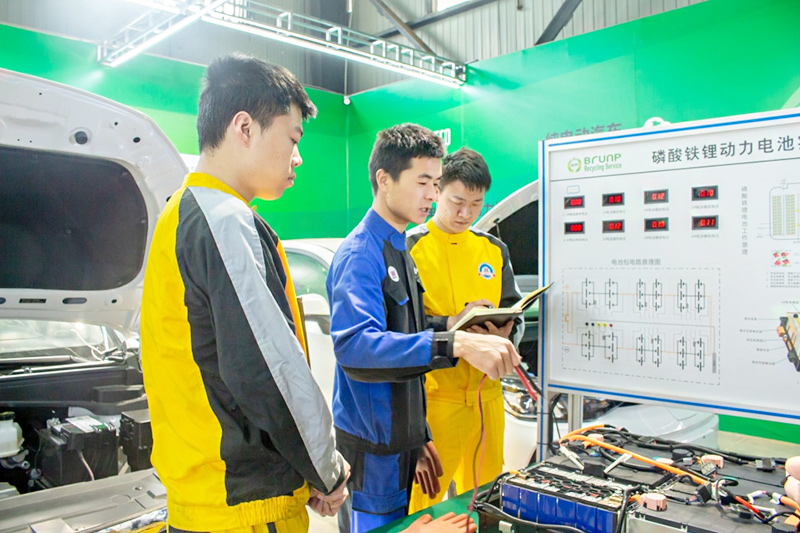 初高中畢業(yè)學(xué)汽車技術(shù)：引領(lǐng)未來高端汽車服務(wù)業(yè)的明智之選