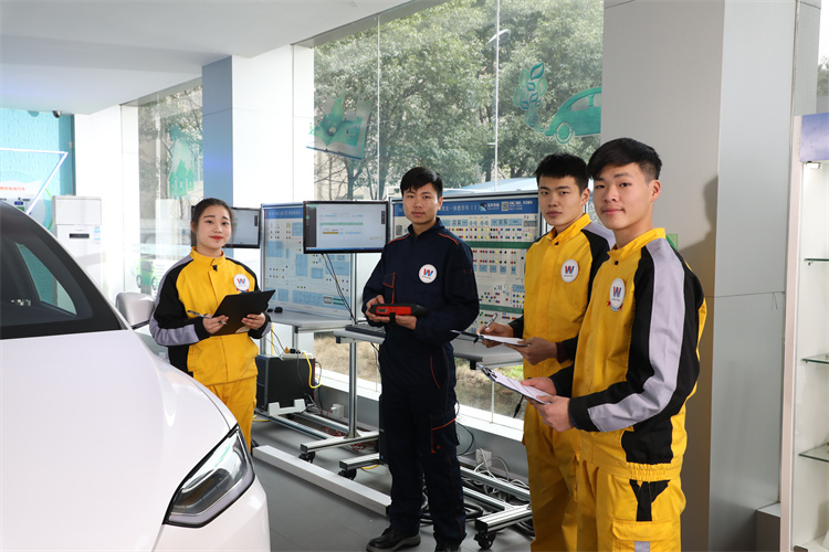 【油車維修工不會修新能源車？】短期的汽車新能源技術更適合成年人選擇！