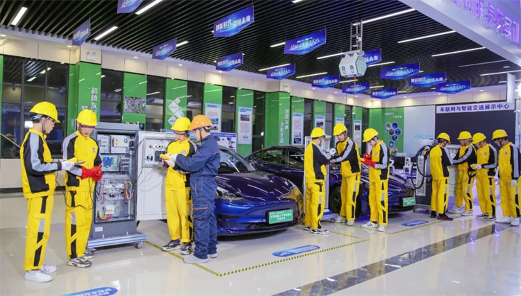 【兩會熱議】職業教育綻放新光彩，西安萬通助你技能成才！