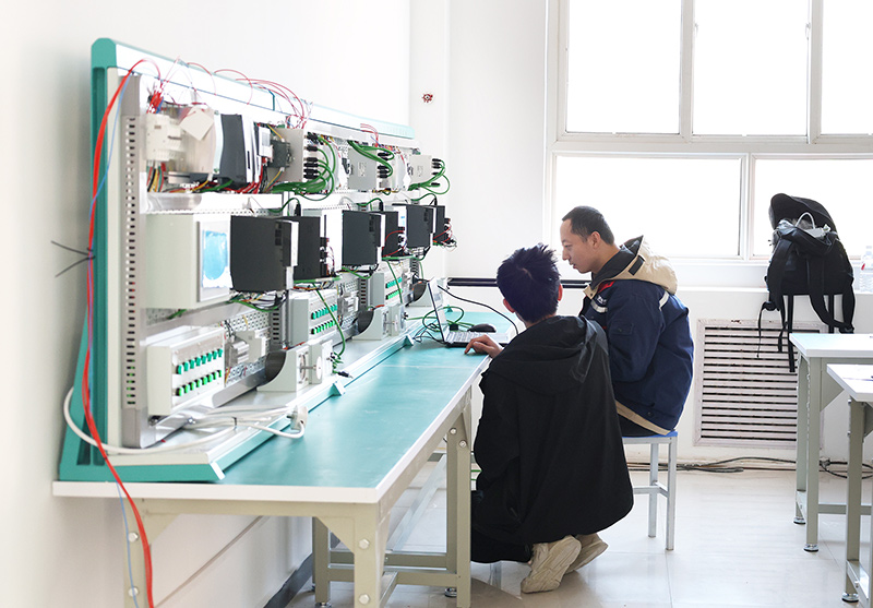 電工PLC技術好學嗎？初高中畢業生學電工PLC技術前景如何？