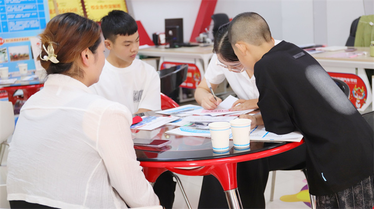 高考出分，中考結束，西安萬通接待中心，異常火爆~