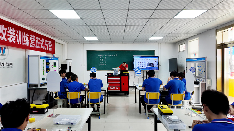 西安萬通「智能小車改裝」精英訓練營，炫技時刻到！玩轉硬核科技！