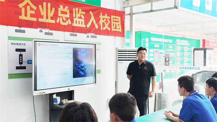 “技能成就未來！馮熹燾總監走進西安萬通，揭秘職場新機遇”