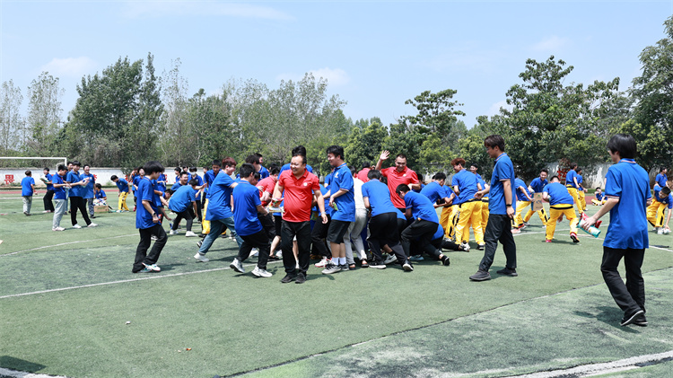 “歡樂‘搶’零食，青春‘燃’活力 ——西安萬通汽車學校趣味搶零食大賽圓滿落幕
