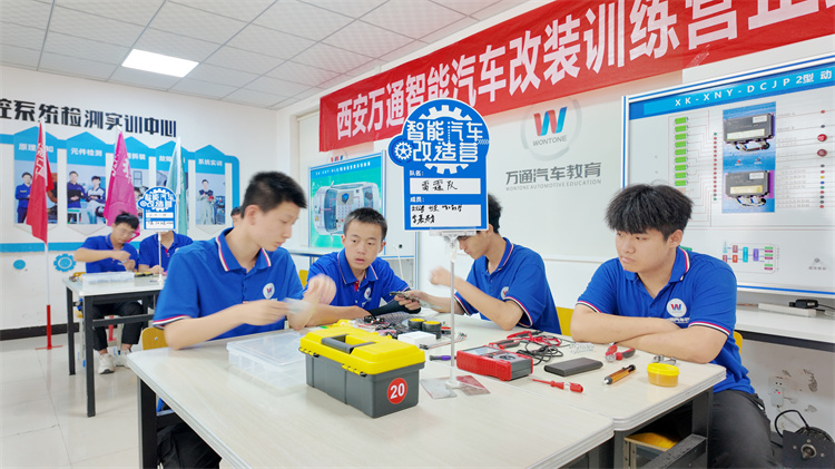 西安萬(wàn)通智能汽車改造營(yíng)圓滿收官！這群學(xué)生玩轉(zhuǎn)黑科技，帥炸了！