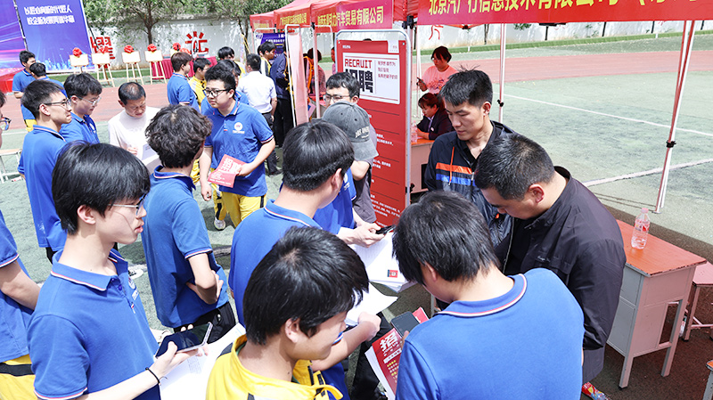 2025我校大型校企合作簽約暨校園招聘會27