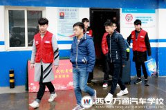 “紅馬甲”志愿者把溫暖送至每位新同學心中