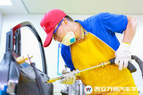 西安萬通汽車學(xué)校學(xué)子實(shí)訓(xùn)