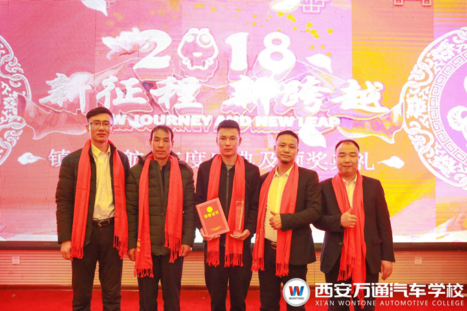 西安萬通老師與候金波領(lǐng)導(dǎo)、父親及候金波合影 西安萬通老師與候金波領(lǐng)導(dǎo)、父親及候金波合影