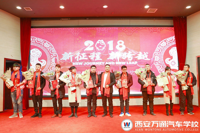 候金波頒獎(jiǎng)典禮上獲獎(jiǎng) 候金波頒獎(jiǎng)典禮上獲獎(jiǎng)