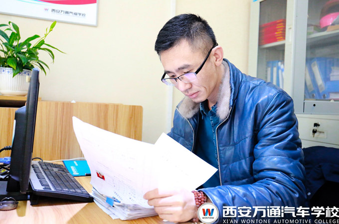 西安萬通創就業指導中心老師正在整理畢業學子資料