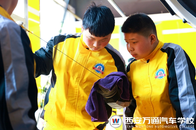 西安萬通汽車學校新生學子首次課堂實訓