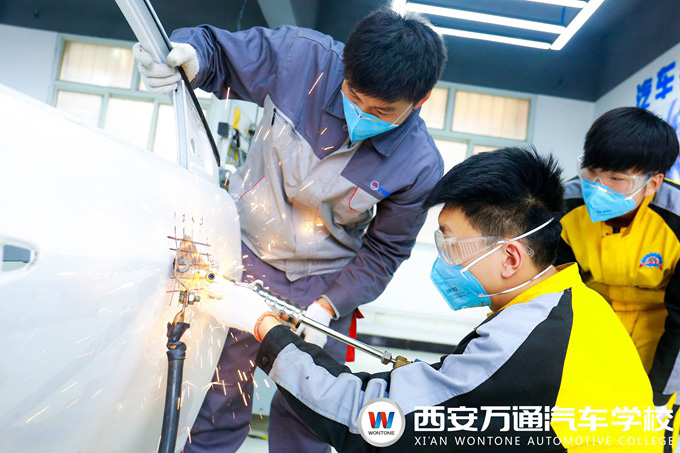 西安萬通汽車學校汽車鈑金教學課堂 西安萬通汽車學校汽車鈑金教學課堂