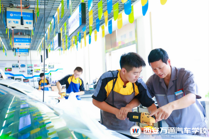 西安萬通汽車學校實訓課堂