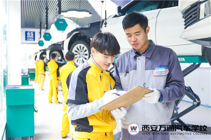 汽修學校怎么看好與不好？西安萬通告訴你