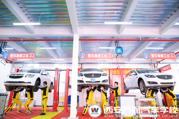 擇校不滿意？轉學來萬通，國慶多重好禮只為你！