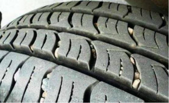 輪胎扎釘子了能不能拔？石子要不要摳？西安萬(wàn)通告訴你