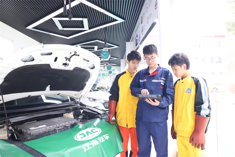 熱門專業推薦|新能源汽車檢測與維修技師，市場緊缺，發展廣闊