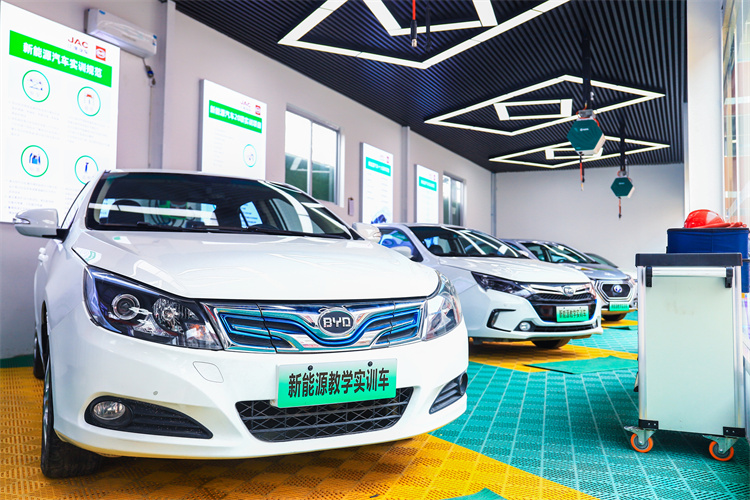 歐盟將于2035年正式禁售燃油車(chē)！ 新能源汽車(chē)行業(yè)發(fā)展前景大好！